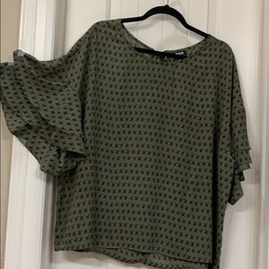 Super cute olive / black print top